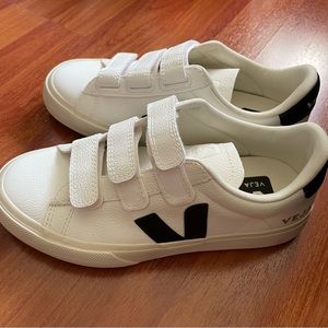 Veja Recife sneaker in Extra White/black US 6